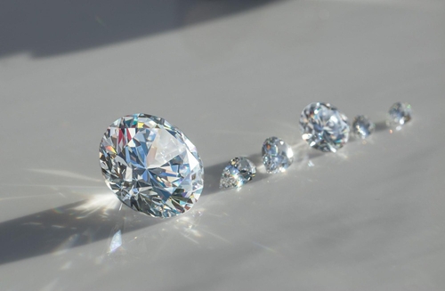 Multiple diamonds sharing different shapes and sizes